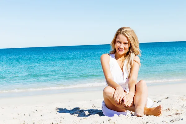 Mujer joven relajándose en la playa —  Fotos de Stock