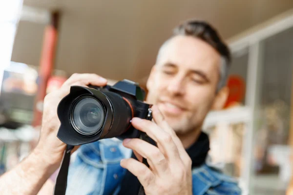 Männlicher Fotograf beim Fotografieren — Stockfoto