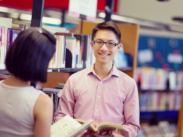 Dos jóvenes estudiantes en la biblioteca —  Fotos de Stock