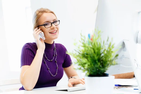 Biznes kobieta w biurze trzymając telefon komórkowy — Zdjęcie stockowe