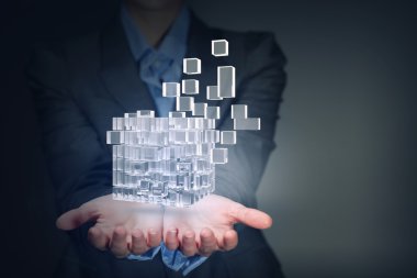 Erkek elinde küp. Karışık teknik