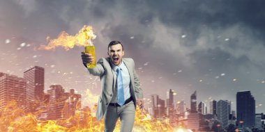 İşadamı atma benzin bomba. Karışık teknik