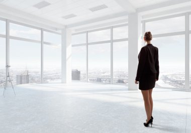 İş kadını ofiste. Karışık teknik