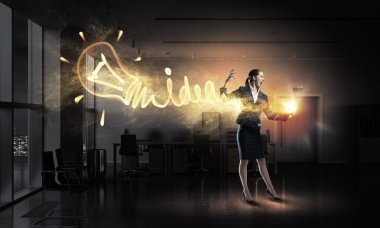 Dizüstü elinde olan kadın. Karışık teknik