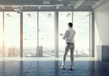 Modern iç'iş adamıdır. Karışık teknik