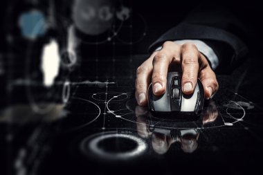 Kablosuz fare kullanarak iş adamı. Karışık teknik