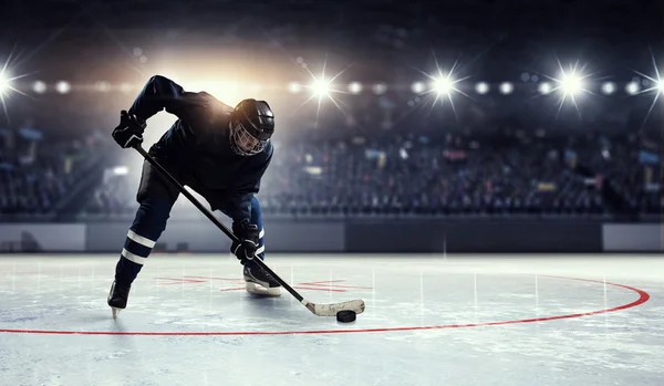 Eishockeyspieler auf dem Eis. Gemischte Medien — Stockfoto