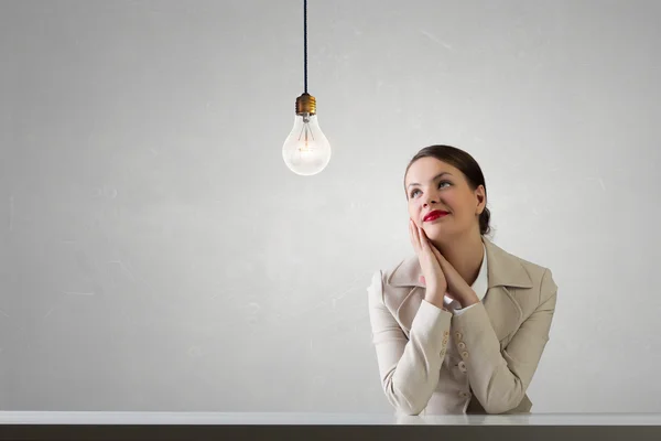 Femme d'affaires assise au bureau. Techniques mixtes — Photo