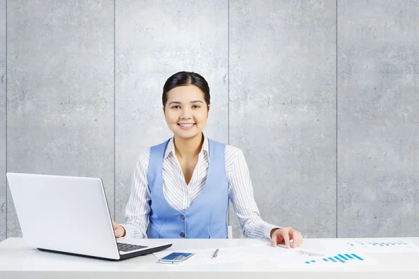 Geschäftsfrau im Arbeitsprozess. Gemischte Medien — Stockfoto