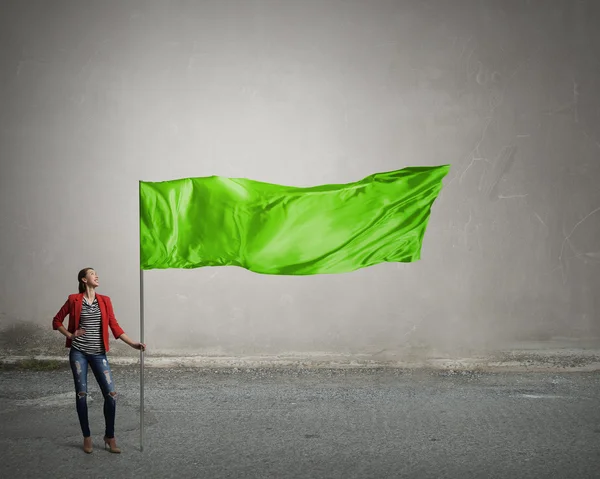 Jeune femme avec drapeau. Techniques mixtes — Photo