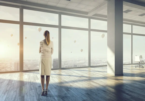 Mujer de negocios en el interior de la oficina moderna. Medios mixtos —  Fotos de Stock