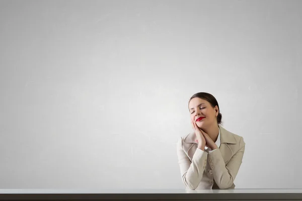 Mujer de negocios sentada en el escritorio. Medios mixtos —  Fotos de Stock