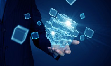 Erkek elinde küp. Karışık teknik