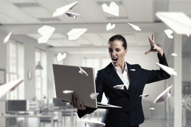 Dizüstü elinde olan kadın. Karışık teknik