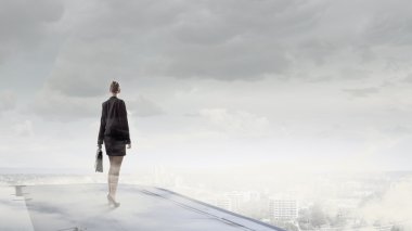 O yüksekten uçuyor. Karışık teknik
