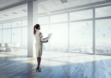 Holding kağıt sayfalarının işkadını. Karışık teknik