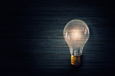 Taş yüzeyi parlak ampul. Karışık teknik