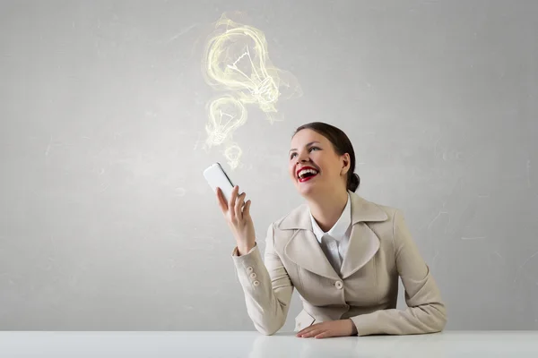 Atractiva mujer de negocios teniendo una conversación móvil. Medios mixtos —  Fotos de Stock