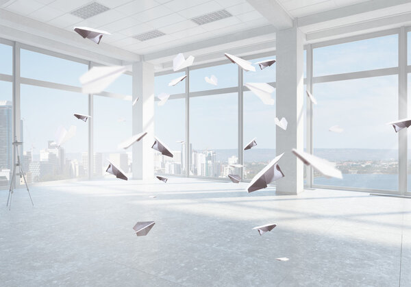 Бумажные самолеты в офисе. Смешанные медиа
