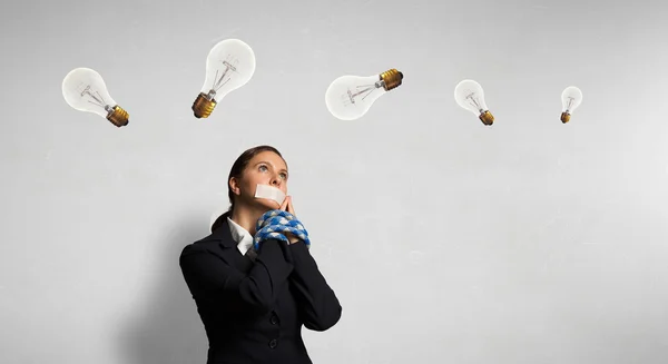 Mujer sin habla con las manos cansadas. Medios mixtos — Foto de Stock