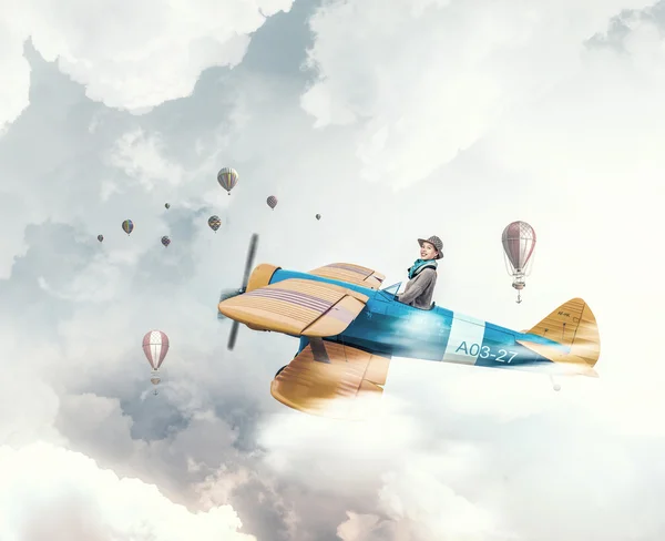 Дівчинка літає старим літаком. Змішані носії — стокове фото