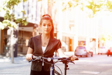 Genç kadın üzerinde bisiklet commuting