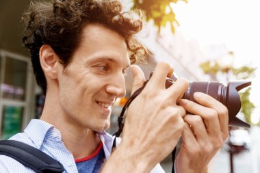 Erkek fotoğrafçı alarak resim