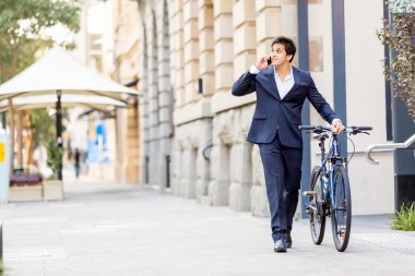 Başarılı bir iş adamı binicilik bisiklet