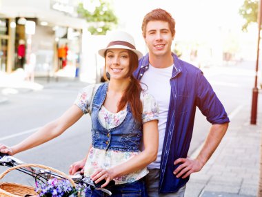 Şehir bisikleti ile mutlu çift