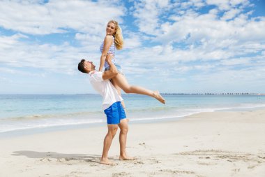 Mutlu çift Beach tatile atlama
