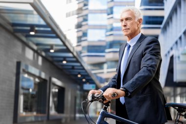 Başarılı bir iş adamı binicilik bisiklet