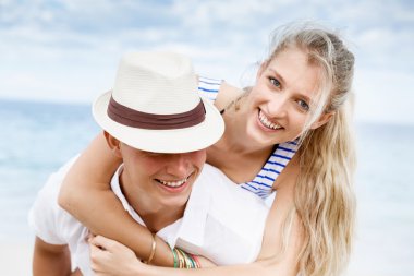 Sırtında kız arkadaşı taşıyan bir adamın portresi.