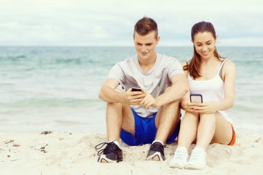 Koşucular mobil akıllı telefonlarıyla açık havada birkaç