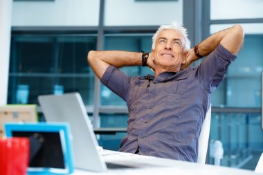 ofis yakışıklı işadamı