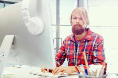 ofis yakışıklı işadamı