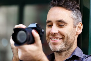 Erkek fotoğrafçı alarak resim