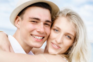 Sahilde oturup romantik genç Çift