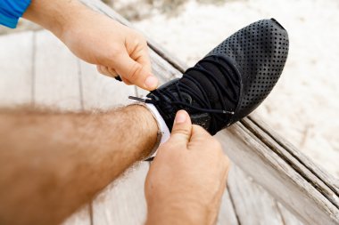 Runner ayakkabılarını verdi ve koşu için hazırlar