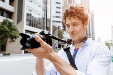 Erkek fotoğrafçı alarak resim