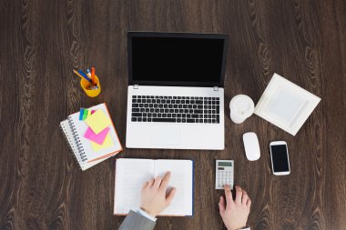 Ofis işyeri ofis, banka donatımı ve dizüstü bilgisayar ile