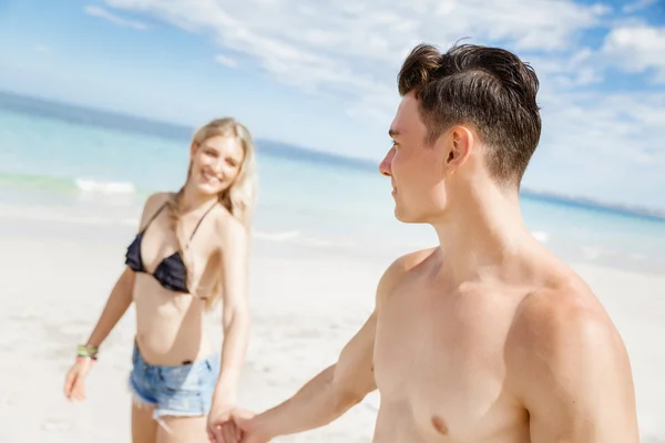 Pareja joven romántica en la playa —  Fotos de Stock