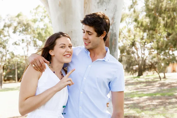 Jovem casal no parque — Fotografia de Stock