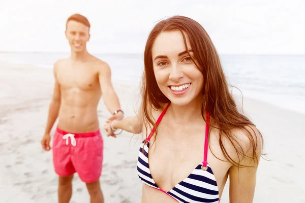 Romantico giovane coppia sulla spiaggia — Foto Stock