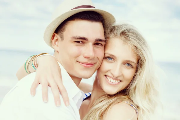 Романтическая молодая пара на пляже — стоковое фото