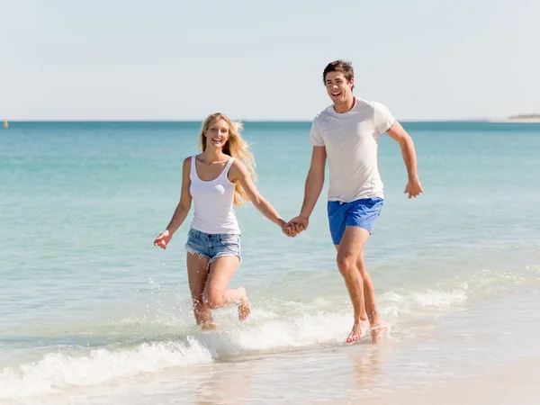 Romantische jonge paar op het strand — Stockfoto