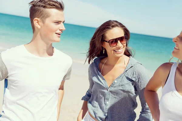 Compagnia di giovani sulla spiaggia — Foto Stock