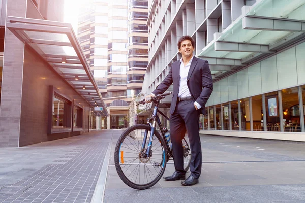 Hombre de negocios exitoso con bicicleta — Foto de Stock