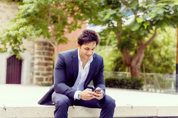 Retrato de empresario confiado al aire libre — Foto de Stock