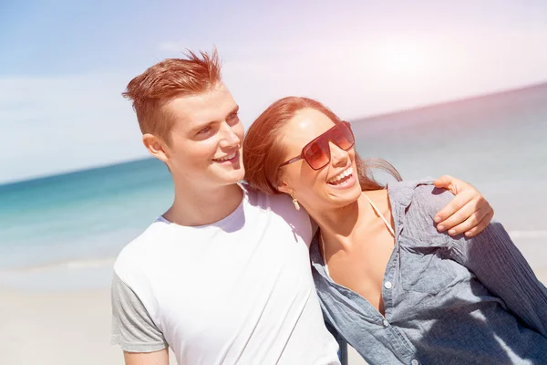 Compagnia di giovani sulla spiaggia — Foto Stock