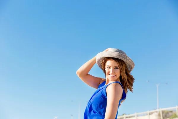 Young woman at the beach — Stock Photo, Image